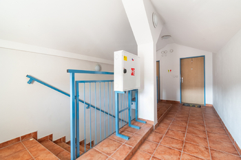 Chodba domu - Prodej bytu 2+kk v osobním vlastnictví 59 m², Plzeň