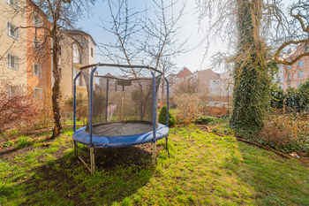 Společný dvorek - Prodej bytu 2+kk v osobním vlastnictví 59 m², Plzeň