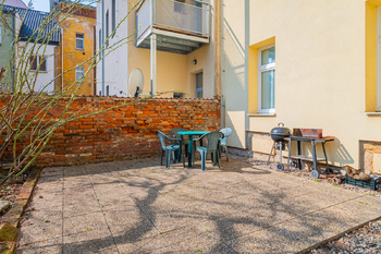 Společný dvorek - Prodej bytu 2+kk v osobním vlastnictví 59 m², Plzeň