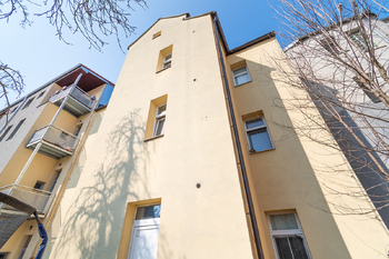 Zadní část domu - Prodej bytu 2+kk v osobním vlastnictví 59 m², Plzeň