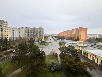 Výhled z lodžie - Pronájem bytu 3+kk v osobním vlastnictví 60 m², Praha 8 - Bohnice