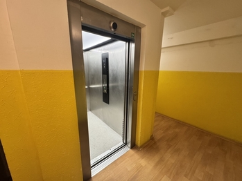 Výtah - Pronájem bytu 3+kk v osobním vlastnictví 60 m², Praha 8 - Bohnice