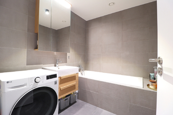 Koupelna - Pronájem bytu 3+kk v osobním vlastnictví 72 m², Praha 9 - Vysočany