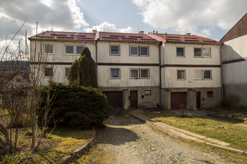 pohled od silnice - Prodej nájemního domu 792 m², Sobotín