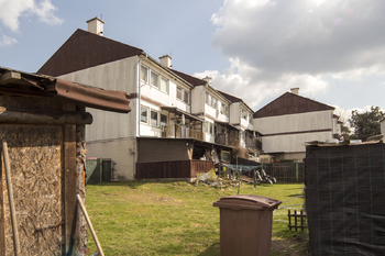 pohled přes zahradu - Prodej nájemního domu 792 m², Sobotín