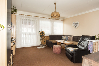 obývák s balkonem - Prodej nájemního domu 792 m², Sobotín