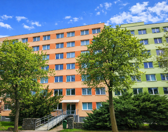 Pohled na bytový dům z vnitrobloku.  - Prodej bytu 3+1 v družstevním vlastnictví 76 m², Neratovice