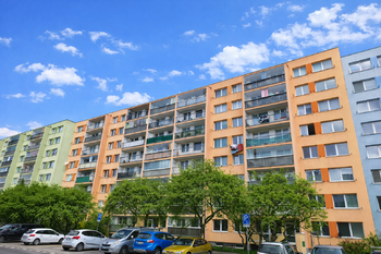 Pohled na bytový dům z ulice Na Výsluní.  - Prodej bytu 3+1 v družstevním vlastnictví 76 m², Neratovice 