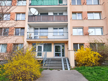 Pohled na bytový dům z ulice Na Výsluní.  - Prodej bytu 3+1 v družstevním vlastnictví 76 m², Neratovice