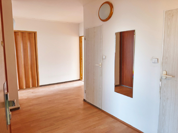 Vstup do bytu, chodba s vestavěnou šatní skříní. - Prodej bytu 3+1 v družstevním vlastnictví 76 m², Neratovice