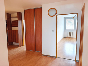 Chodba s vestavěnou šatní skříní. - Prodej bytu 3+1 v družstevním vlastnictví 76 m², Neratovice