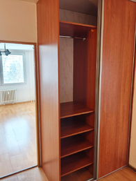 Vestavěná šatní skříň v chodbě. - Prodej bytu 3+1 v družstevním vlastnictví 76 m², Neratovice