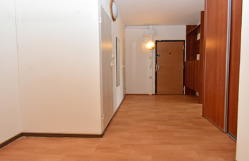 Velmi prostorná chodba s vestavěnou šatní skříní.  - Prodej bytu 3+1 v družstevním vlastnictví 76 m², Neratovice