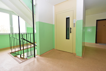 Chodba u bytu, výtah a schodiště. - Prodej bytu 3+1 v družstevním vlastnictví 76 m², Neratovice