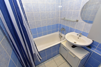 Koupelna s vanou a umyvadlem.  - Prodej bytu 3+1 v družstevním vlastnictví 76 m², Neratovice