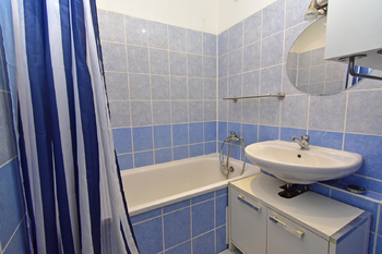 Koupelna s vanou a umyvadlem.  - Prodej bytu 3+1 v družstevním vlastnictví 76 m², Neratovice