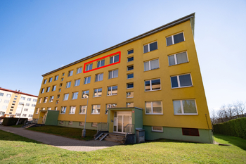 Přední strana domu - Prodej bytu 4+1 v osobním vlastnictví 96 m², Praha 9 - Vinoř