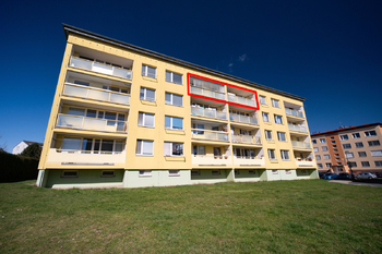 Zadní strana domu - Prodej bytu 4+1 v osobním vlastnictví 96 m², Praha 9 - Vinoř