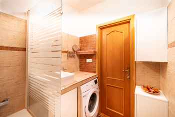 Koupelna s vanou - Prodej bytu 4+1 v osobním vlastnictví 96 m², Praha 9 - Vinoř