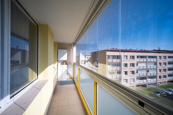 Zasklená lodžie - Prodej bytu 4+1 v osobním vlastnictví 96 m², Praha 9 - Vinoř