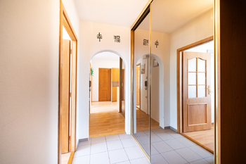 Chodba s úložným prostorem - Prodej bytu 4+1 v osobním vlastnictví 96 m², Praha 9 - Vinoř