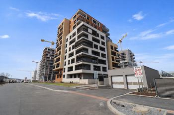 Bytový dům - vjezd - Pronájem bytu 2+kk v osobním vlastnictví 63 m², Praha 9 - Hloubětín