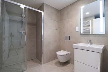 Koupelna - Pronájem bytu 2+kk v osobním vlastnictví 63 m², Praha 9 - Hloubětín
