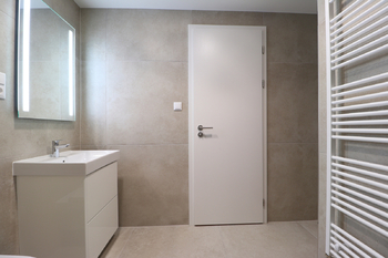 Koupelna - přípojka na pračku - Pronájem bytu 2+kk v osobním vlastnictví 63 m², Praha 9 - Hloubětín