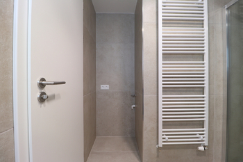 Koupelna - Pronájem bytu 2+kk v osobním vlastnictví 63 m², Praha 9 - Hloubětín