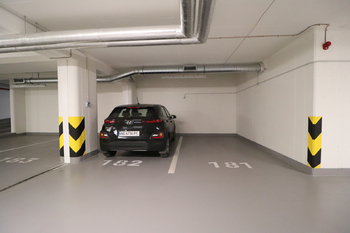 Garážové stání - Pronájem bytu 2+kk v osobním vlastnictví 63 m², Praha 9 - Hloubětín