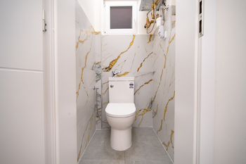 Toaleta - Pronájem bytu 2+kk v osobním vlastnictví 44 m², Praha 8 - Libeň