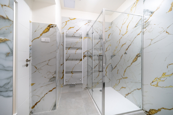 Koupelna - Pronájem bytu 2+kk v osobním vlastnictví 44 m², Praha 8 - Libeň 