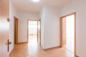 Spojovací chodba bytu - Pronájem bytu 3+kk v osobním vlastnictví 86 m², Praha 9 - Vysočany