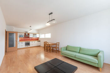 Obývací pokoj s kuchyňským koutem - Pronájem bytu 3+kk v osobním vlastnictví 86 m², Praha 9 - Vysočany
