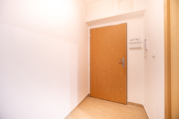 PŘEDSÍŇ - Pronájem bytu 1+1 v osobním vlastnictví 43 m², Praha 5 - Radlice
