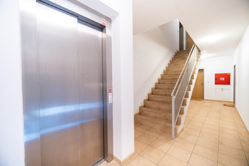 VÝTAH OBYTNÉHO DOMU - Pronájem bytu 1+1 v osobním vlastnictví 43 m², Praha 5 - Radlice