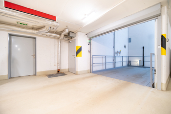 VÝTAH V PODZEMNÍCH GARÁŽÍCH - Pronájem bytu 1+1 v osobním vlastnictví 43 m², Praha 5 - Radlice