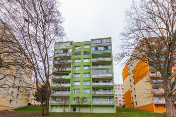 Zadní vstup domu na stezku  - Prodej bytu 3+1 v osobním vlastnictví 71 m², Příbram