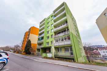 Hlavní vstup domu - Prodej bytu 3+1 v osobním vlastnictví 71 m², Příbram