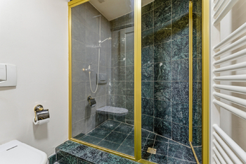 5.NP sprcha  - Pronájem kancelářských prostor 214 m², Praha 5 - Smíchov