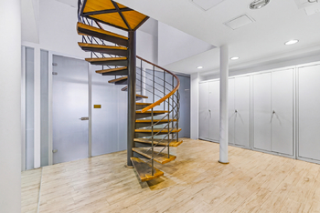 5.NP vstupní hala s točitým schodištěm  - Pronájem kancelářských prostor 214 m², Praha 5 - Smíchov