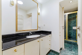 5.NP toaleta se sprchou - Pronájem kancelářských prostor 214 m², Praha 5 - Smíchov