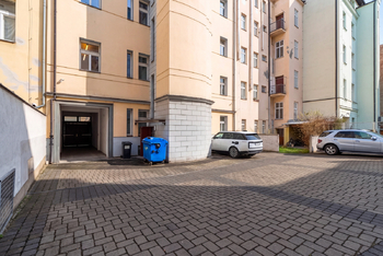 dvůr ve vnitrobloku - Pronájem kancelářských prostor 214 m², Praha 5 - Smíchov