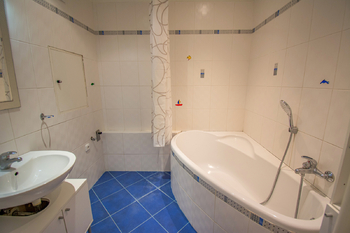 Koupelna - Pronájem bytu 2+kk v osobním vlastnictví 57 m², Hradec Králové