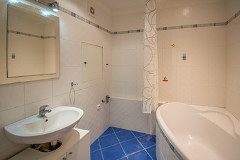 Koupelna - Pronájem bytu 2+kk v osobním vlastnictví 57 m², Hradec Králové