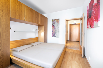 Pohled z ložnice do předsíně - Pronájem bytu 2+kk v osobním vlastnictví 47 m², Praha 5 - Smíchov