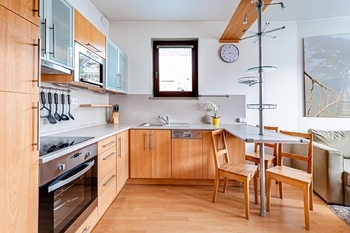 Detail kuchyně s barovým pultem - Pronájem bytu 2+kk v osobním vlastnictví 47 m², Praha 5 - Smíchov