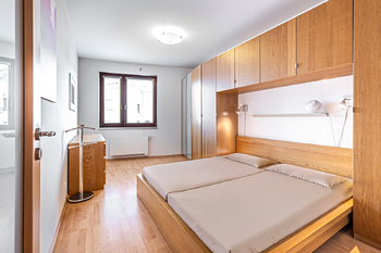 Slunná a prostorná ložnice bytu - Pronájem bytu 2+kk v osobním vlastnictví 47 m², Praha 5 - Smíchov