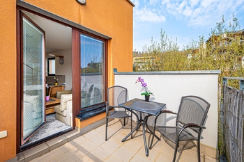 Terasa bytu s posezením - Pronájem bytu 2+kk v osobním vlastnictví 47 m², Praha 5 - Smíchov