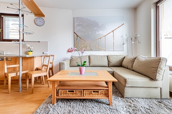 Obývací pokoj se sedací soupravou a vstupem na terasu - Pronájem bytu 2+kk v osobním vlastnictví 47 m², Praha 5 - Smíchov